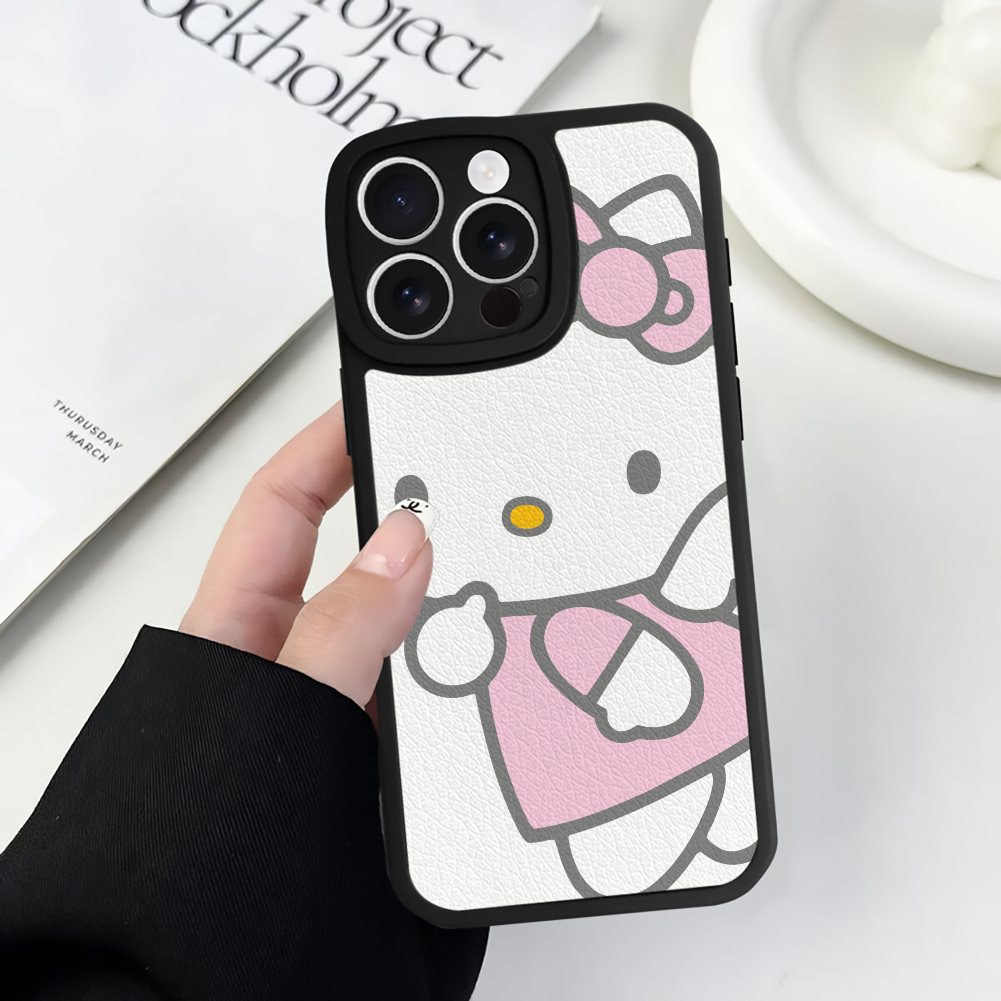 （画像用） Hello Kitty ハローキティ 【iPhone 16シリーズ対応】シリコンスマホケース（レザー調） 材質：シリコン